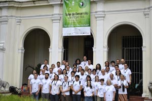 Participantes del Taller de Desarrollo de Proyectos DOCTV Latinoamérica III, en la entrada de la sede de la Fundación del Nuevo Cine Latinoamericano